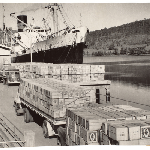 Cover image for Photograph - Port Huon - loading fruit in the ship 'Clan MacDonald'