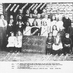 Cover image for Photograph - Pyengana State School, group portrait of pupils & teachers (all identified) photocopy only