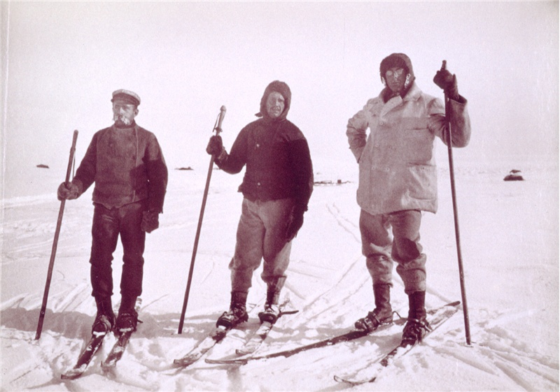 3 men on skies, standing in the snow.
