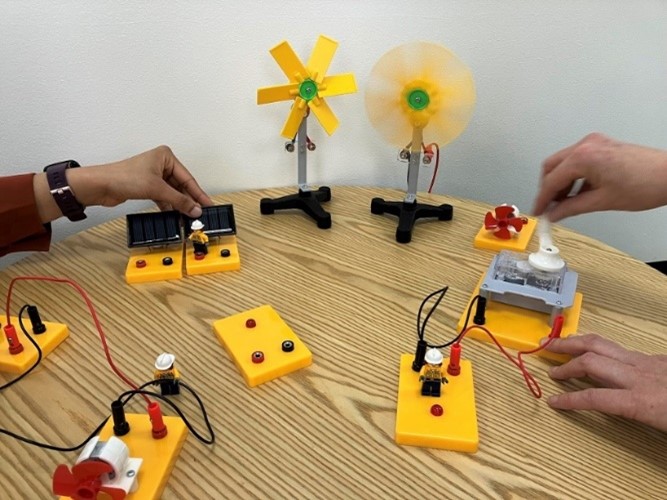 Connecting circuits with solar cells and wind turbines.